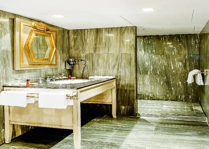 オテル シャトーブリアン 4* パリ