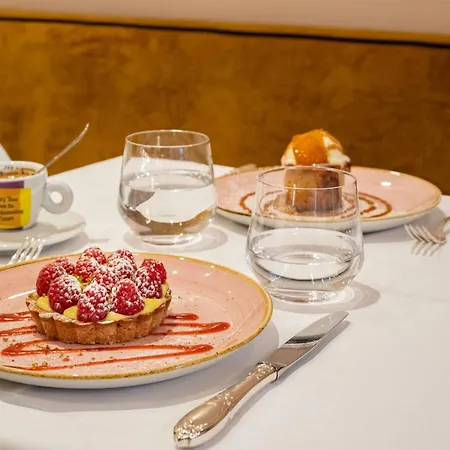 מלון Chateaubriand 4*