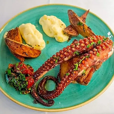 Chateaubriand 4* باريس